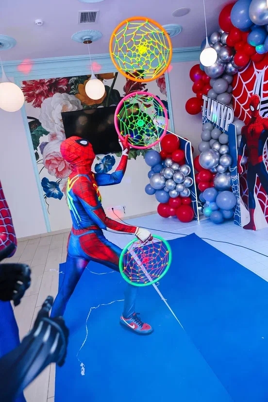 Акробатическое неоновое шоу человек паук для детей