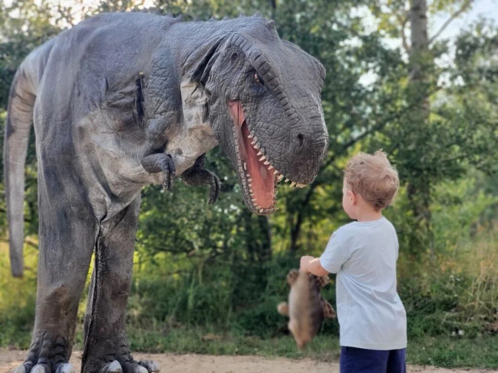 Шоу с гигантскими реалистичными динозаврами