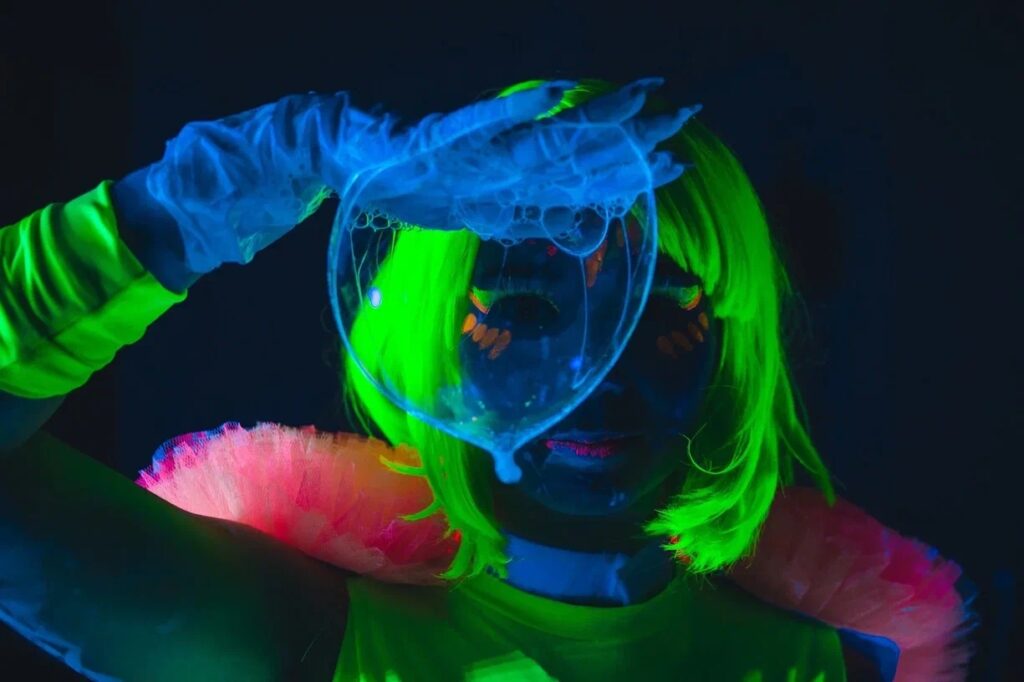 Неоновое шоу мыльных пузырей